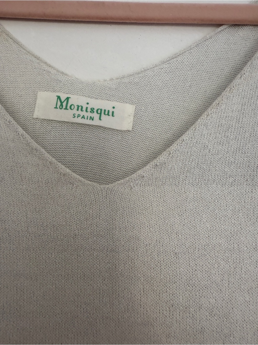 Monisqui Spain Light Gray Silver V-Neck Top